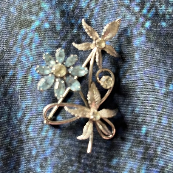 🎄ᗷᗴᗩᑌTIᖴᑌᒪ ᖴᒪOᗯᗴᖇ ᗷᖇOOᑕᕼ ᑭIᑎ - Picture 1 of 4